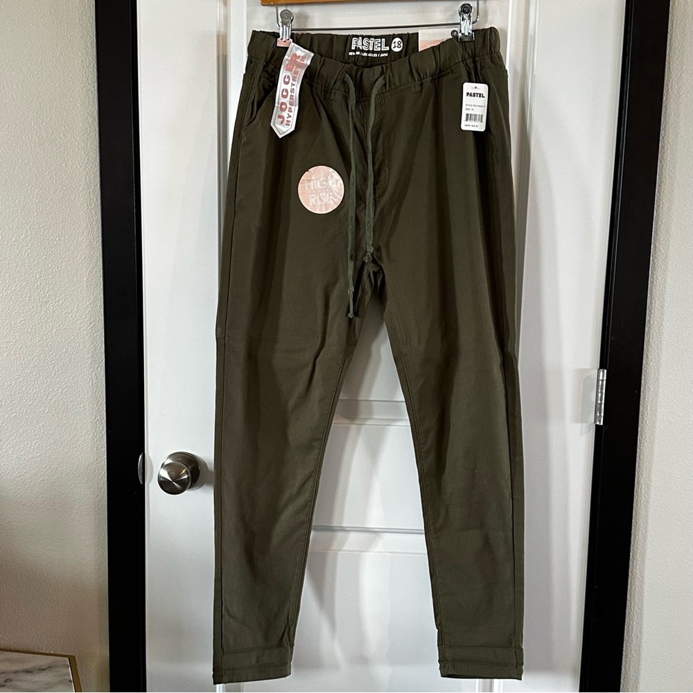 Pastel Sage Green High-Stretch Joggers – Size 18 – NWT